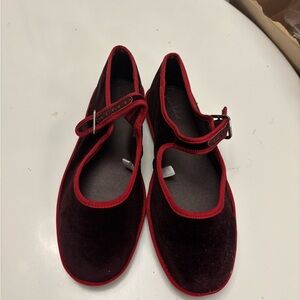 Universal Thread Women's Burgundy Halston Flats